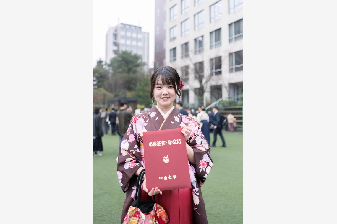 Hyggest  photographyが出張撮影した家族写真(キッズ,ベビーフォト)などが写った「大学の卒業式」の家族写真