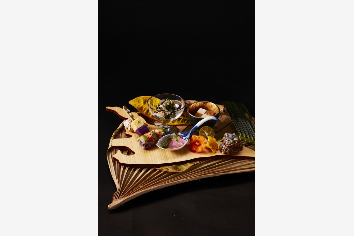 塚本悟克が撮影した写真のアルバム「LOOPHAS」