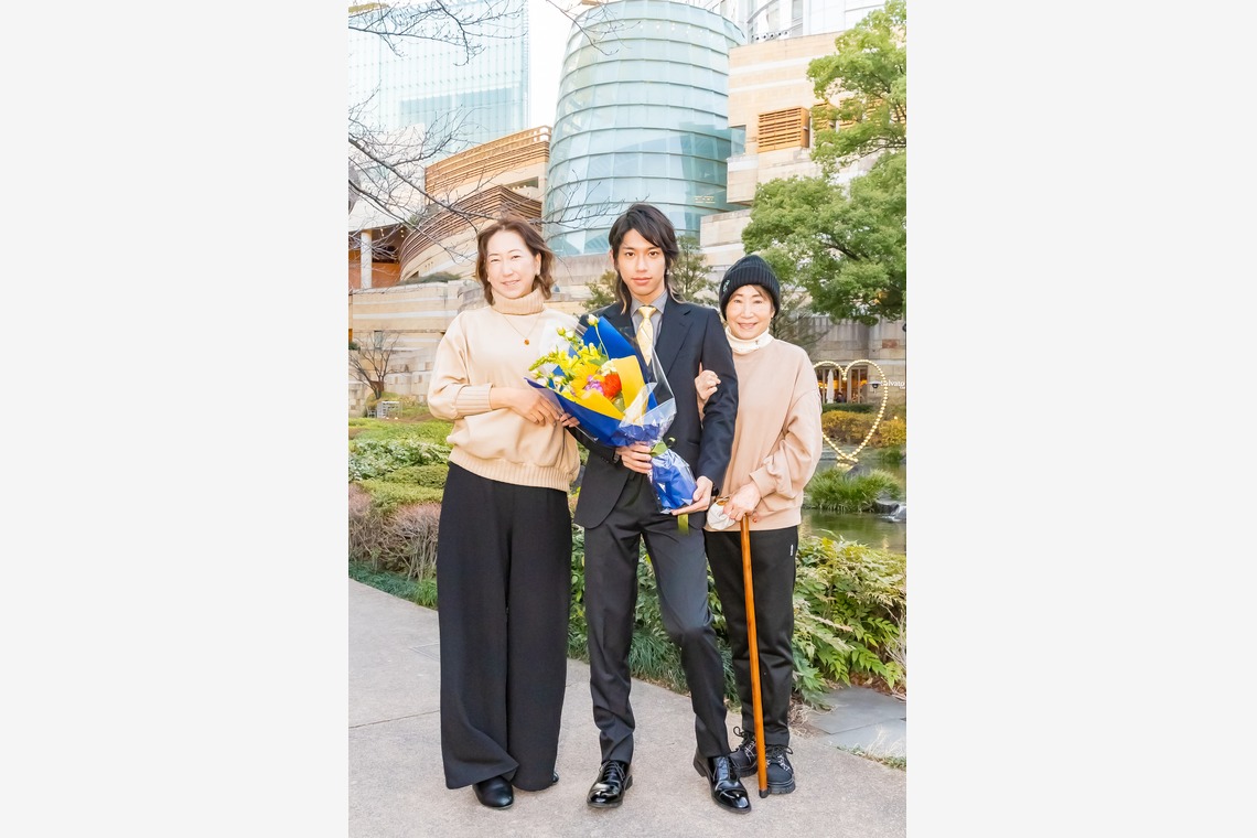 フォトスタジオENOが出張撮影した家族写真(キッズ,ベビーフォト)などが写った「成人式」の家族写真