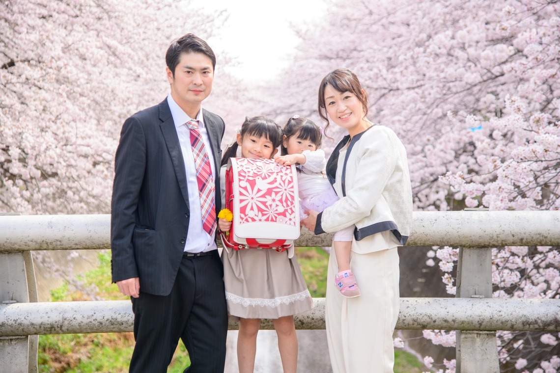 関場優太が出張撮影した家族写真(キッズ,ベビーフォト)などが写った「入学記念の家族写真」の家族写真