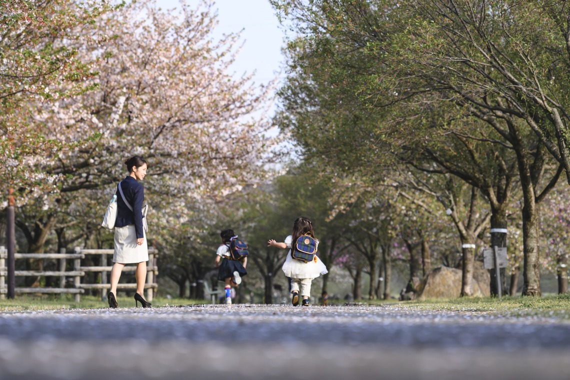 photoYoshitakeが出張撮影した家族写真(キッズ,ベビーフォト)などが写った「公園にて」の家族写真