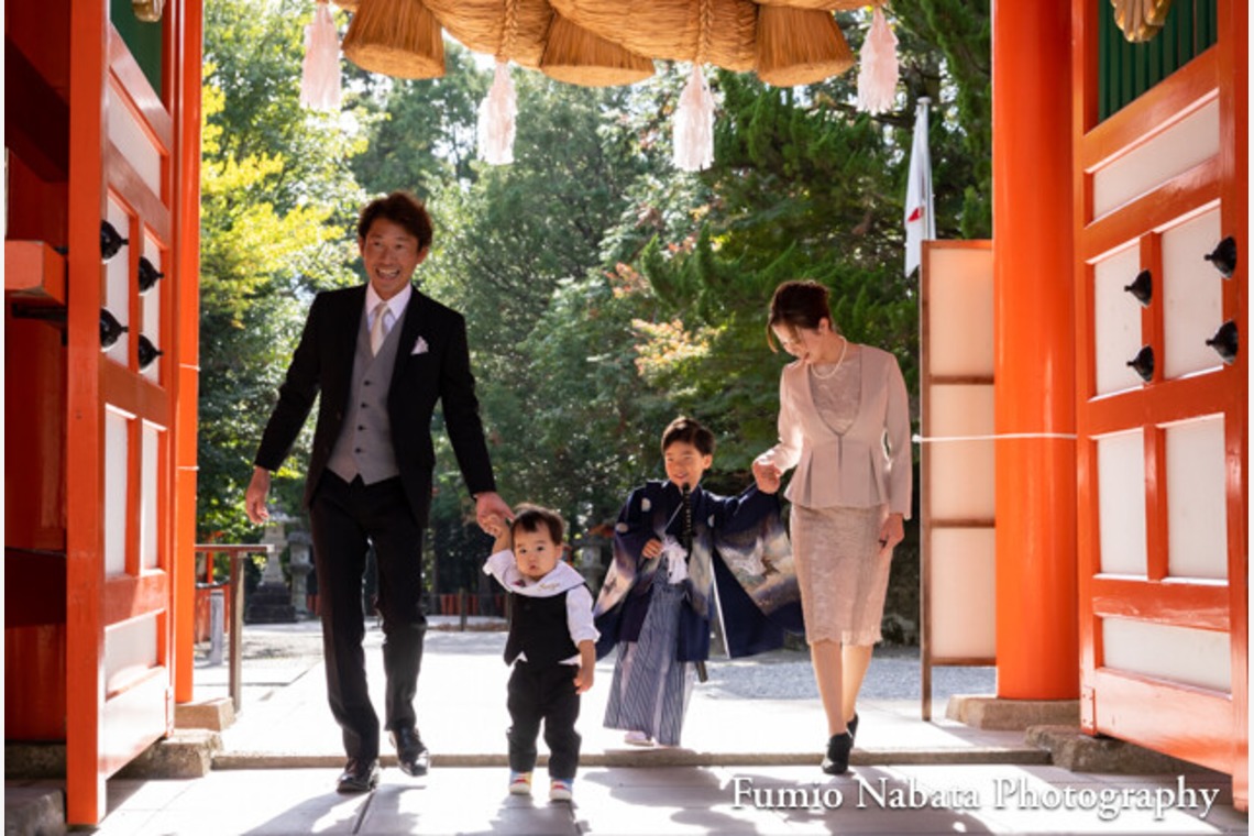 名畑文巨写真事務所が出張撮影した家族写真(キッズ,ベビーフォト)などが写った「出張撮影七五三・お宮詣り」の家族写真