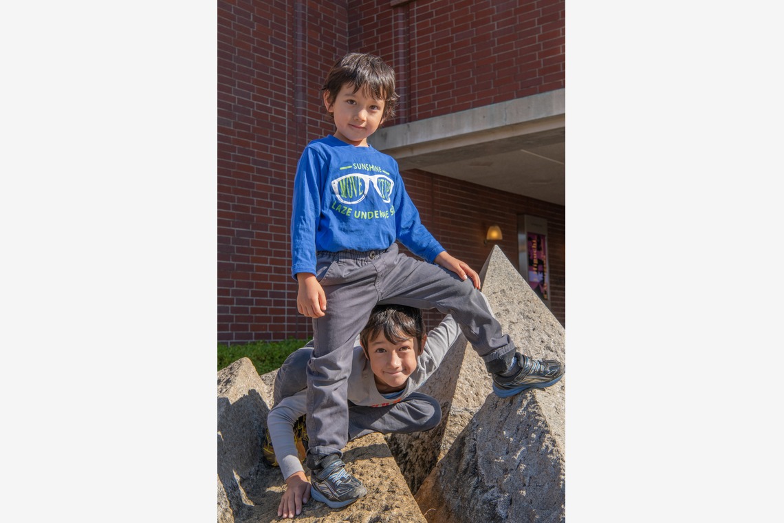 Sara Photo Worksが出張撮影した家族写真(キッズ,ベビーフォト)などが写った「仲良し6人ご家族」の家族写真