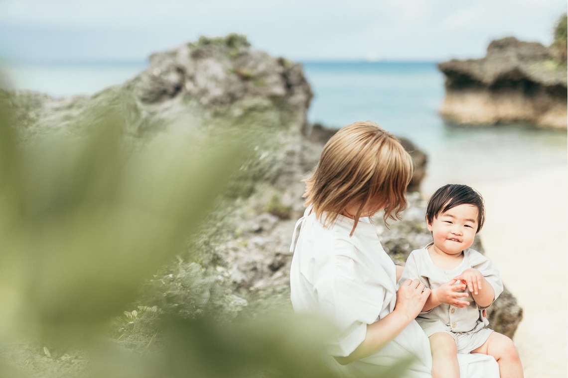 ポートレート沖縄が撮影した「自然の中の家族の自然な姿＠読谷村の海岸と芝生」の写真