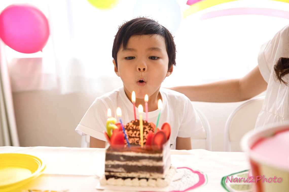 naru2photoが出張撮影した家族写真(キッズ,ベビーフォト)などが写った「お誕生会」の家族写真