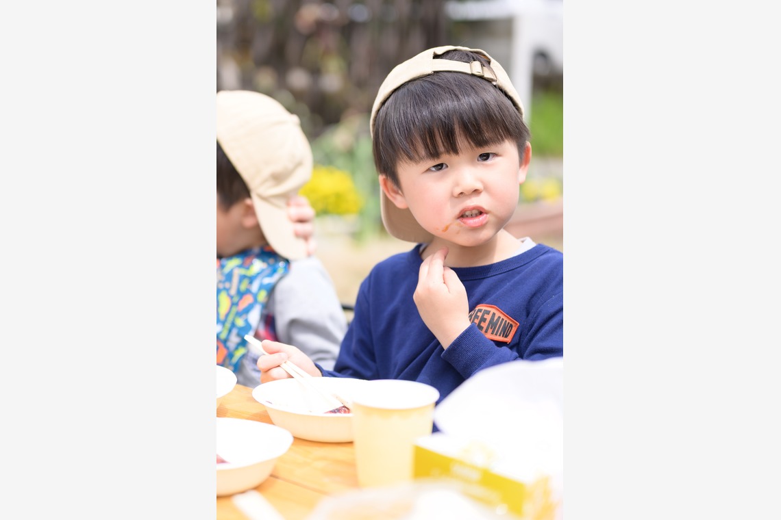 大塚由充が出張撮影した家族写真(キッズ,ベビーフォト)などが写った「屋外バーベキューで楽しむ子供たち風景」の家族写真