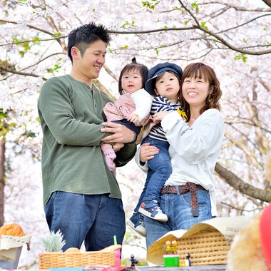 Design studio lumière（井上 敦仁）が撮影した「みんなでお花見」の写真