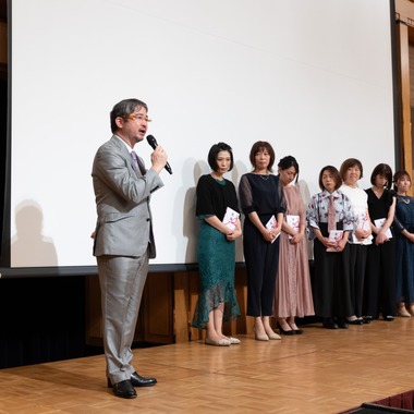 イトウ　ノブミチが撮影した「周年パーティと100人集合写真」の写真
