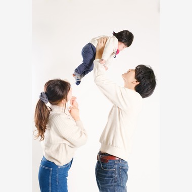 高夏写真店が出張撮影した「ハーフバースデーの記念写真」の家族写真