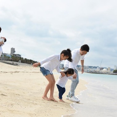 Avenir（山宮 敏明）が撮影した「ビーチで家族写真」の写真