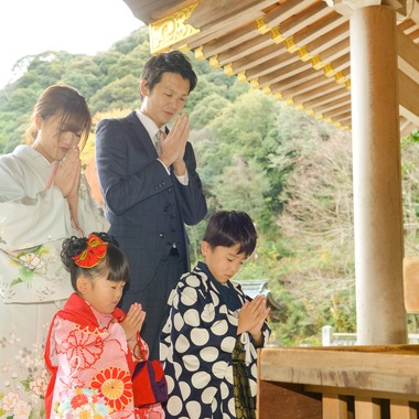 photograph K STYLEが出張撮影した「仲良し兄妹の七五三」の家族写真