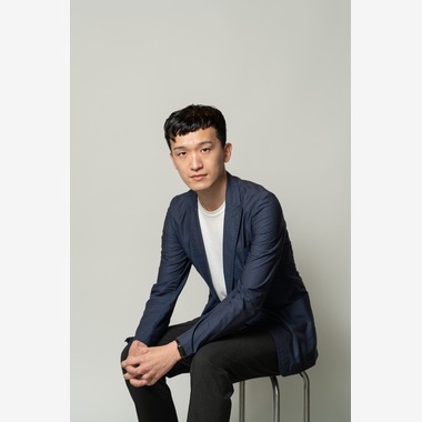 曽川拓哉が撮影した「バックペーパーを使ったビジネスポートレート」の写真