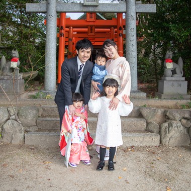 岩坪眞一郎が出張撮影した「家族で七五三お宮参り」の家族写真