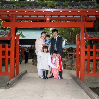 岩坪眞一郎が出張撮影した「家族で七五三お宮参り」の家族写真