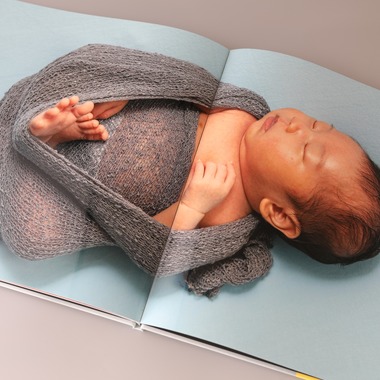 岩坪眞一郎が出張撮影した「ニューボーンフォト」の家族写真