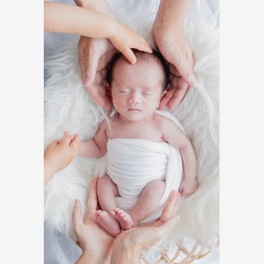 村井 智久が撮影した「ニューボーンフォト」の写真