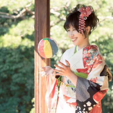 富岡 そよぎが出張撮影した「日本庭園、和室での成人式撮影」の家族写真