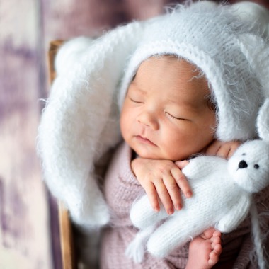 サキヤマ リエが出張撮影した「ピンク系・うさぎのぬいぐるみ・女の子のニューボーンフォト 」の家族写真