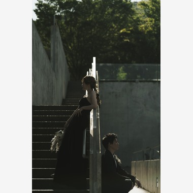 川本一希が撮影した「誰でも来れる場所で二人だけの写真を」のウェディングフォト