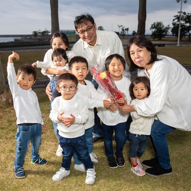 岩坪眞一郎が出張撮影した「還暦祝い家族写真」の家族写真