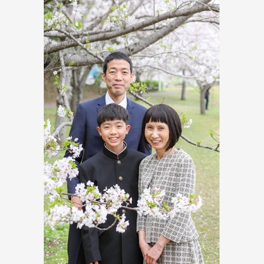 なかがわさとみが撮影した「中学校入学の日に桜と撮影」の写真