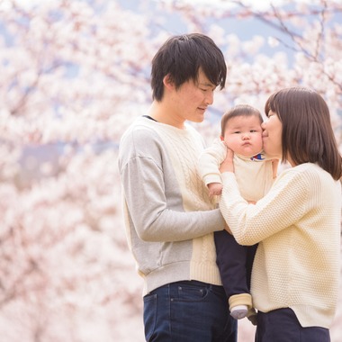 Lightgraphyが撮影した「桜の下の親子フォト」の写真
