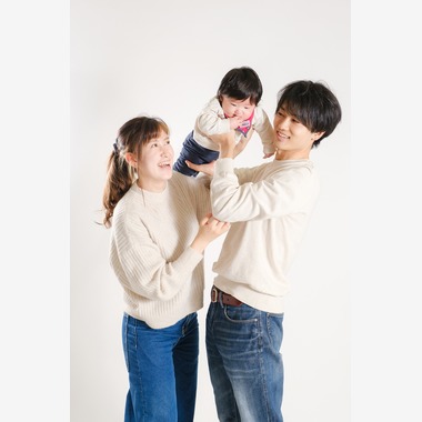 高夏写真店が出張撮影した「ハーフバースデーの記念写真」の家族写真