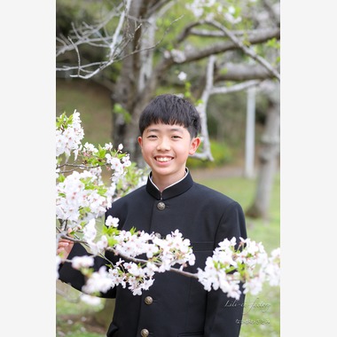 なかがわさとみが撮影した「中学校入学の日に桜と撮影」の写真