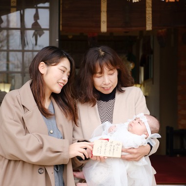 高夏写真店が出張撮影した「お宮参りの撮影」の家族写真