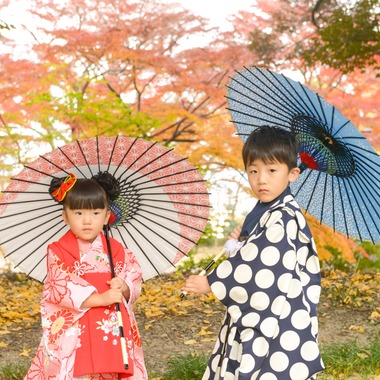 photograph K STYLEが出張撮影した「仲良し兄妹の七五三」の家族写真