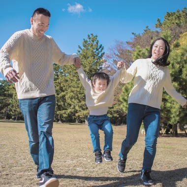AXiS Photo Service 伊神 菜穂子が出張撮影した「＜家族の記録写真＞公園・海辺・寺社・自宅などお好きな場所で」の家族写真