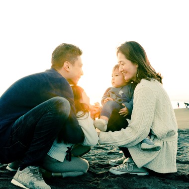 佐多　杏介が出張撮影した「ビーチサイドで自然な家族写真」の家族写真