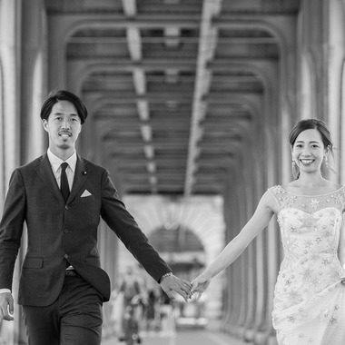 Photo taken by Petite Nao Photography - Photowedding in Paris (at Eiffel tower & Bir-Hakeim Bridge)