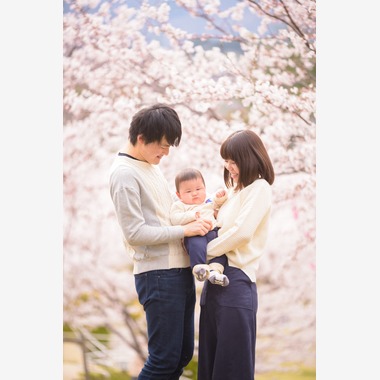 Lightgraphyが撮影した「桜の下の親子フォト」の写真