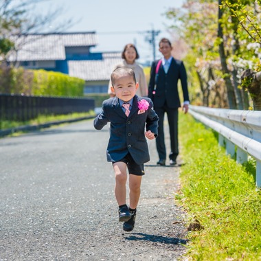 カウズが撮影した「入学式」の写真