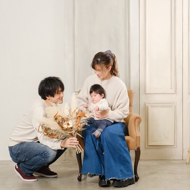 高夏写真店が出張撮影した「ハーフバースデーの記念写真」の家族写真