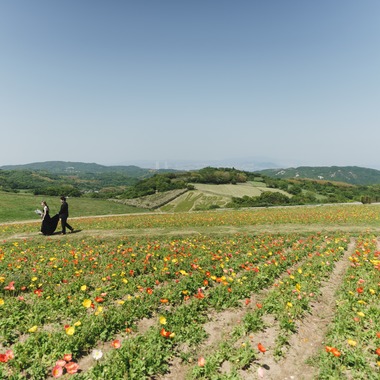 川本一希が撮影した「誰でも来れる場所で二人だけの写真を」のウェディングフォト