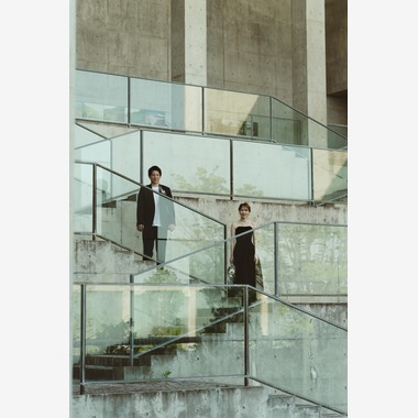 川本一希が撮影した「誰でも来れる場所で二人だけの写真を」のウェディングフォト