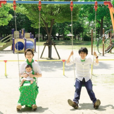 富岡 そよぎが出張撮影した「お気に入りの公園でのハーフバースデー」の家族写真