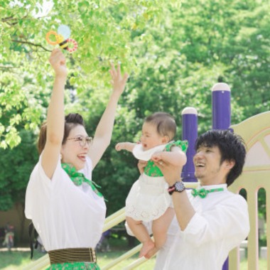 富岡 そよぎが出張撮影した「お気に入りの公園でのハーフバースデー」の家族写真