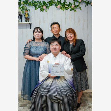 フォトビジョングループみっちゃんが出張撮影した「成人式」の家族写真