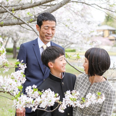 なかがわさとみが撮影した「中学校入学の日に桜と撮影」の写真