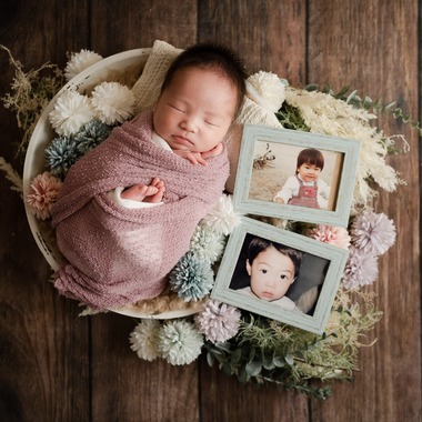 三谷 朋也が出張撮影した「ニューボーンフォト」の家族写真