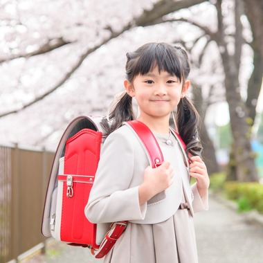 関場優太が出張撮影した「入学記念の家族写真」の家族写真