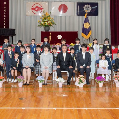 スタジオαが出張撮影した「入学式・卒業式」の家族写真