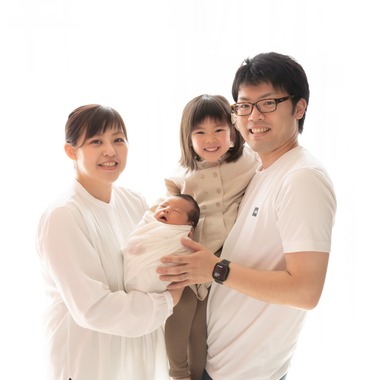 スタジオアルパルカが出張撮影した「ニューボーンフォト」の家族写真