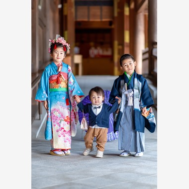 サキヤマ リエが出張撮影した「7歳女の子と5歳男の子・主役が二人の七五三＠寒川神社」の家族写真