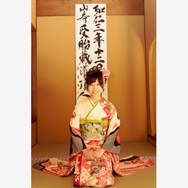 富岡 そよぎが出張撮影した「日本庭園、和室での成人式撮影」の家族写真