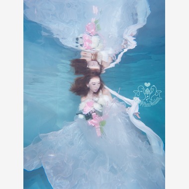 Abe水中フォトウェディングが撮影した「水中フォトウェディングサンプル」のウェディングフォト