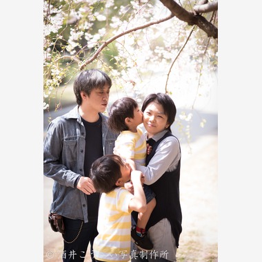 酒井こうへい写真製作所が撮影した「公園でファミリーフォト」の写真